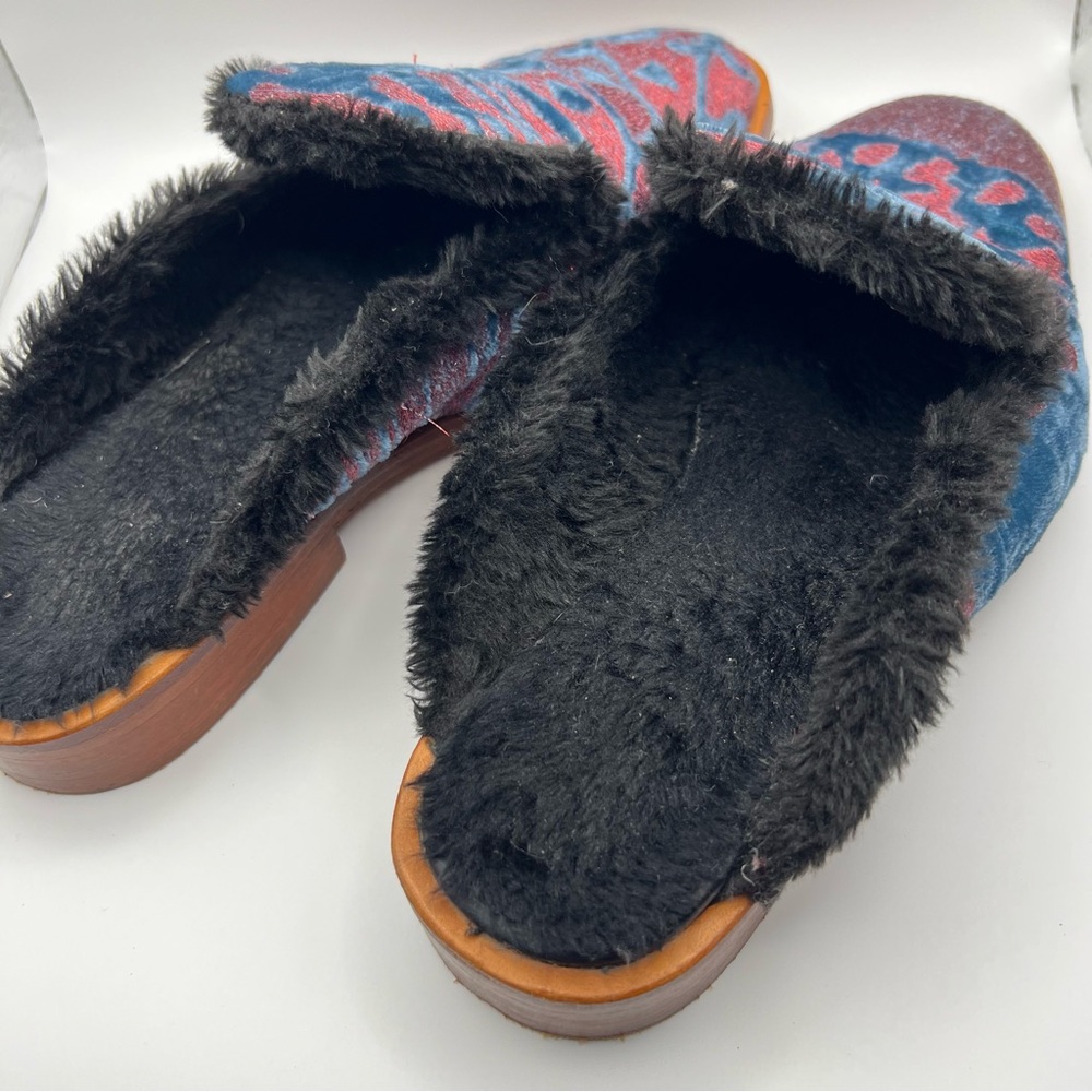 Free People Butterfly Effect Slippers Mules Tapestry Faux Fur Lined Red Blue 6.5 - Picture 3 of 6